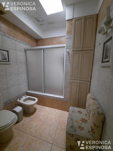 Casa De Cuatro Ambientes En Venta- Villa Luzuriaga. Importante Propiedad, Renta Asegurada!