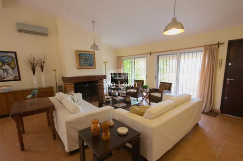 Casa De 4 Dormitorios En Alquiler Anual Playa Mansa
