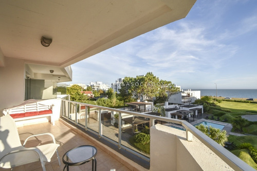 Excelente Apartamento De Tres Dormitorios Frente Al Mar - Punta Del Este- Ref: 2701