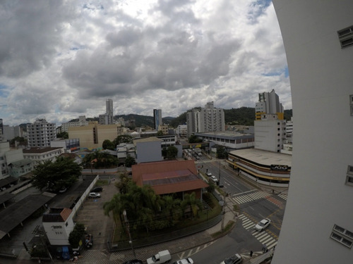 Amplo Apto Na Alameda, No Bairro Jardim Blumenau, Com 03 Dormitórios, Sendo 01 Suíte, Banheiro Social, Cozinha Com Móveis, Sala De Estar E Jantar, Área De Serviço, Dependência Empregada, Sacada E 02