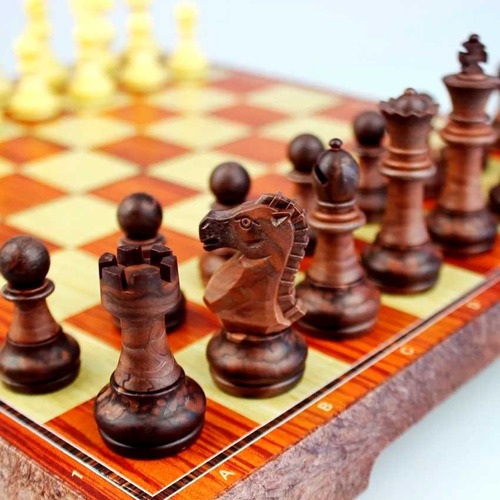 Jogo de xadrez magnético de cor de madeira