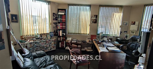 Imagen 2 de 13 de Oficina En Venta En Providencia / Guardia Vieja / 2 Est.