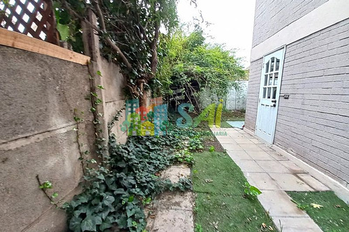 Comodísima Casa De Tres Pisos En Ciudad Satélite, Maipú.