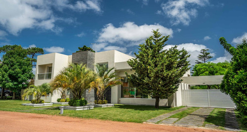 Maravillosa Casa En Barrio Privado Boulevard Park, Playa Mansa, Punta Del Este