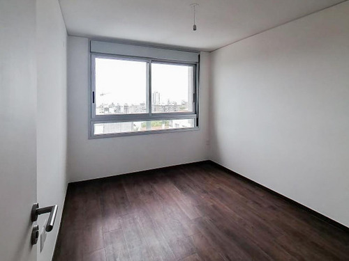 Venta De Apartamento 2 Dormitorios Con Terraza Y Balcón En El Centro