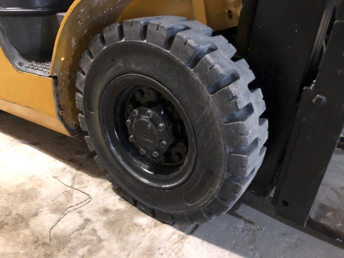 Autoelevador Caterpillar 2500 Kg Torre Triple Y Desplazador