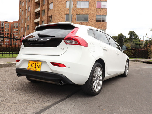 Imagen 8 de 25 de Volvo V40 T4 Kinetic At 1.6 Turbo 2015-blanco-placa 6 Bogotá