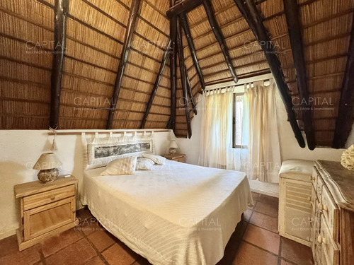 Casa De Tres Dormitorios En Venta, Pinares, Punta Del Este.