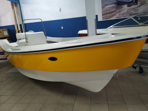 Lancha Traker, Hunter 630 Consola Central, Solo Casco