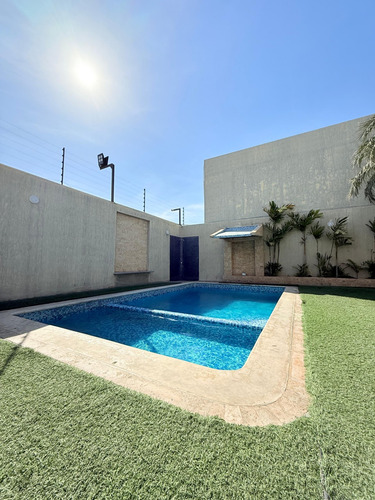 Lujoso Town House/ C.r Costanera Village, Nueva Barcelona