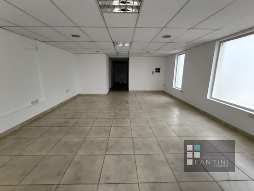 Oficina // 2 Bñs // Alberdi // Planta Libre // 70m2 // 1 Privado // Luminosa