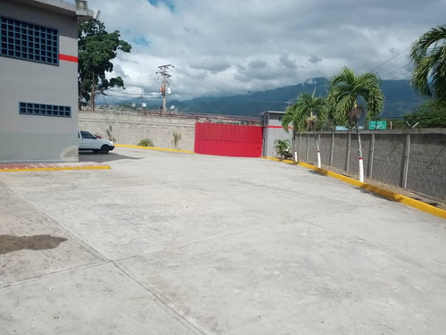 Galpon Entrando Por La Intercomunal Cerca De Farmatodo Guatire