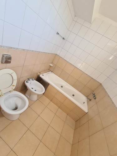 Departamento Al Frente. Alquiler. 2 Balcones. Parrillero Exclusivo. Pichincha