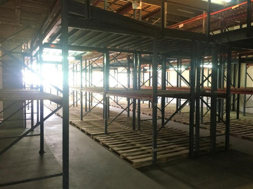 Centro Logístico En Tres Cruces Con Showroom