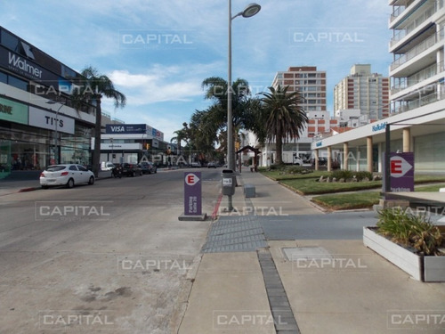 Local En Alquiler En Calle 20 Punta Del Este - Ref: 28002