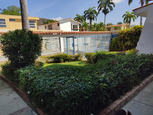 Vende Casa En La Urb. La Viña 01-21