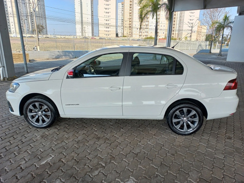 Imagem 4 de 7 de Volkswagen Voyage 2017 1.6 Msi Comfortline Total Flex 4p