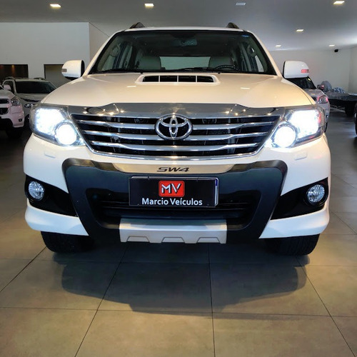 Imagem 3 de 11 de Hilux Sw4 Srv 4x4 Automática 5 Lugares 2014/2014 Branca