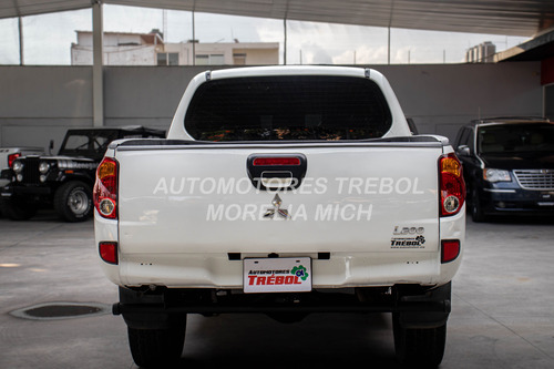 Mitsubishi L200 2.4 Cabina Doble 4x2 Mt
