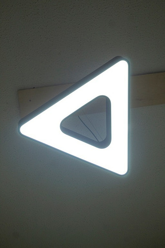 Lampara Colgante Led 48w Minimalista Triangular Hueca 60cm Estructura Negro