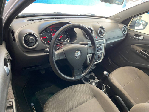 Imagem 15 de 15 de Volkswagen Voyage 1.0 Mi 8v Flex 4p Manual 2012 Prata
