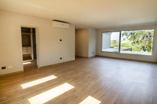 Casa En Castores Con El Mejor Acceso A Guardia Y Club House!