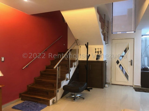 Hermosa Y Bella Casa De Niveles Con Detalles En Escayola, Estilo Moderno Con Cocina , Con Tope De Siliestone , Baños Modernos ,ubicada En Zona Tranquila, Conjunto Exclusivo Y Entablillado Con Patio, Z