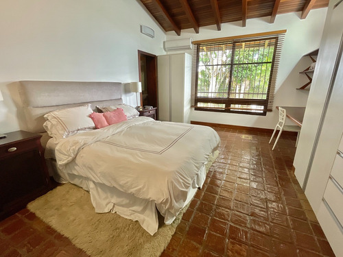 Casa Remodelada De Una Sola Planta Alto Hatillo 2250 M2 Terreno Y 600 M2 Construcción