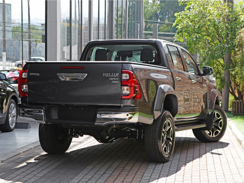 Toyota Hilux 2.8 D-4D TURBO DIESEL CD SRX PLUS 4X4 AUTOMÁTICO
