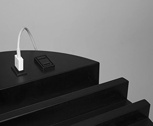 Lámpara De Pie Con Carga Usb De Metal Color Negro.