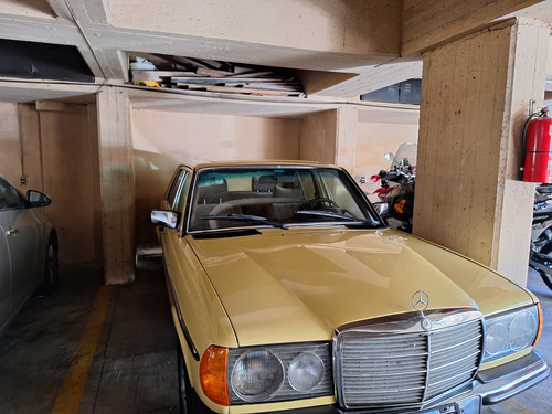 Mercedes Benz 300d. Full