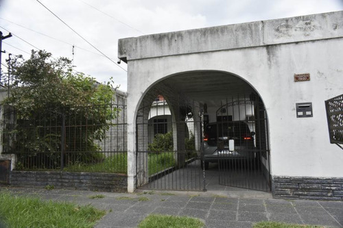 Imagen 3 de 11 de Permuta - Casa De 3 Ambientes En Venta - Castelar Sur