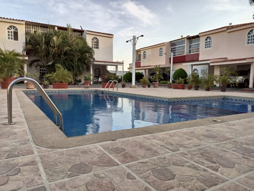 Venta Espectacular Town House Margarita 135mts2/5h/4b/2pe. Lesamo