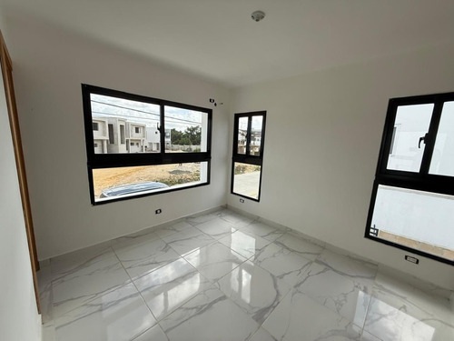 Casa En Venta En Punta Cana, Residencial Primaveral 2, Excelente Ubicación, Con Piscina, 2 Habitaciones