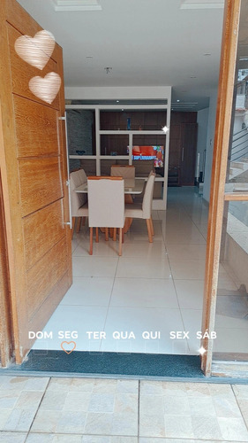 Casa Com 3 Quartos, Sendo 1 Suíte Com Banheira E Closet