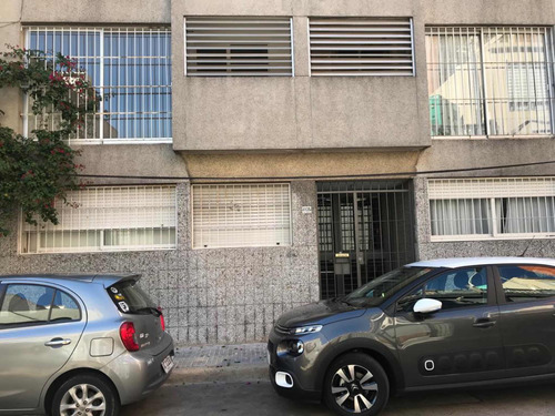 Apartamento Al Frente Con Renta. Dos Dormitorios . Pocitos