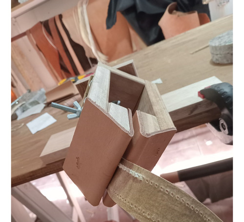 Imagen 2 de 2 de Pinza Prensa Frontal Poni Coser Cuero A Mano Talabartería