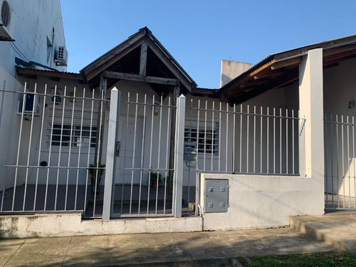 Casa En Venta En La Plata Tres Dormitorios