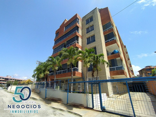 Imagen 1 de 13 de Apartamento De 3 Niveles Con Vista Al Mar Urb. Cima Real