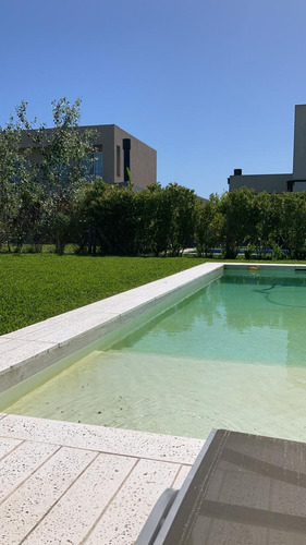 Casa En Venta Nordelta Barrio Tipas Con 4 Dormitorios Uno En Suite C/vestidor Galería Con Parrilla, Pileta Y Pque. Tipas: Lago Tenis Basquet Futbol 2 Sum Club House Piscina Parrilla Voley Juegos Niños