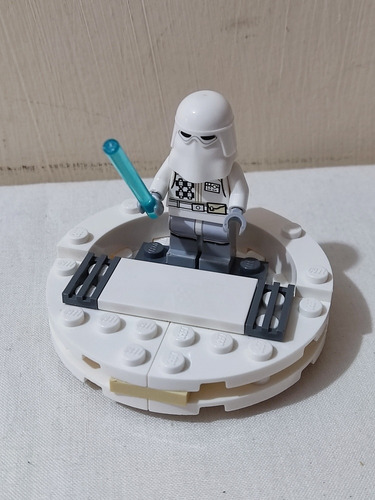 Muñequito Lego Snowtrooper Con Sable Y Base Con Piezas.