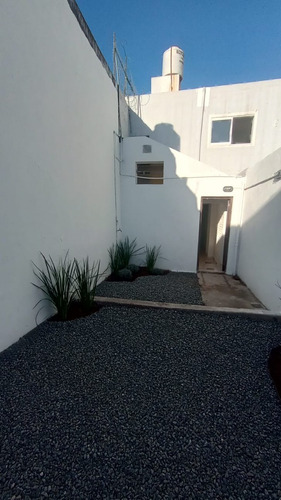 Alquilo Casa Céntrica A Mts De Plaza Colón,con Patio