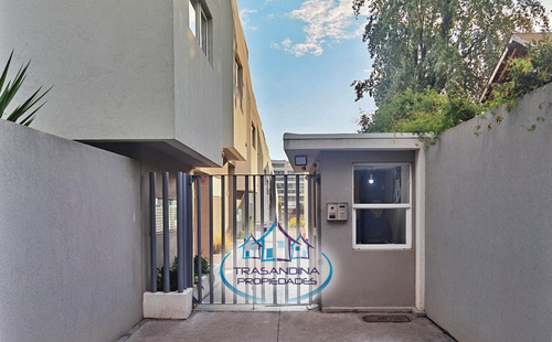 Vende Casa Amoblada 3d 4b 2e - Sector Peñalolén - Santiago