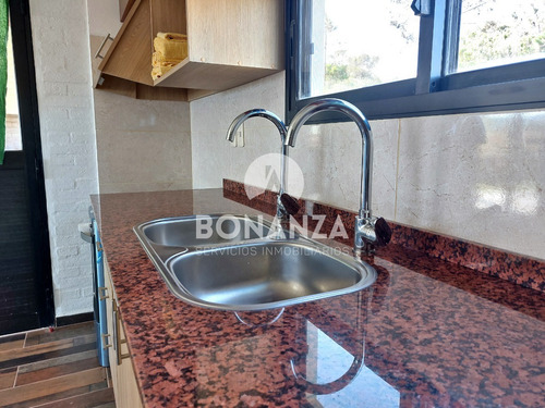 Casa En Venta A Estrenar En Punta Colorada, Piriápolis. Con Piscina, A 250 Metros De La Playa.