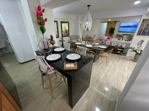 Las Esmeraldas !! En Venta Totalmente Amoblado, Equipado Y Actualizado Hace 3 Meses, 201 M2, 3 Hab., 4 Baños, 2 Pe. Impecable Conjunto Residencial, Piscina, Parrillera, Cancha Tenis, Gimnasio.