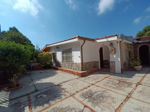 Casa En Venta En Los Guayos, Paraparal, Primer Sector, LG