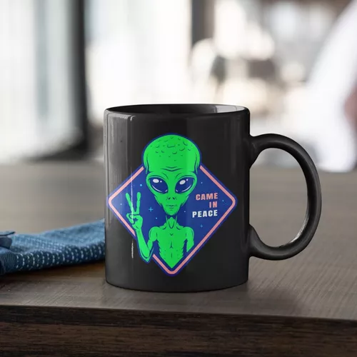 Um alien bonito está trazendo uma xícara de café em um logotipo de