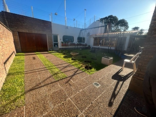 Venta De Casa En Lezica. 3 Dormitorios. Jardín. Lugar Para Autos. Parrillero.