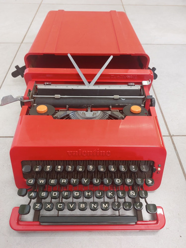 Máquina De Escribir Olivetti Valentine Clásica, De Colección
