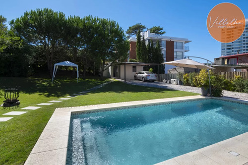 Casa En Venta Moderna De Construccion Tradicional, Cerca Del Mar.